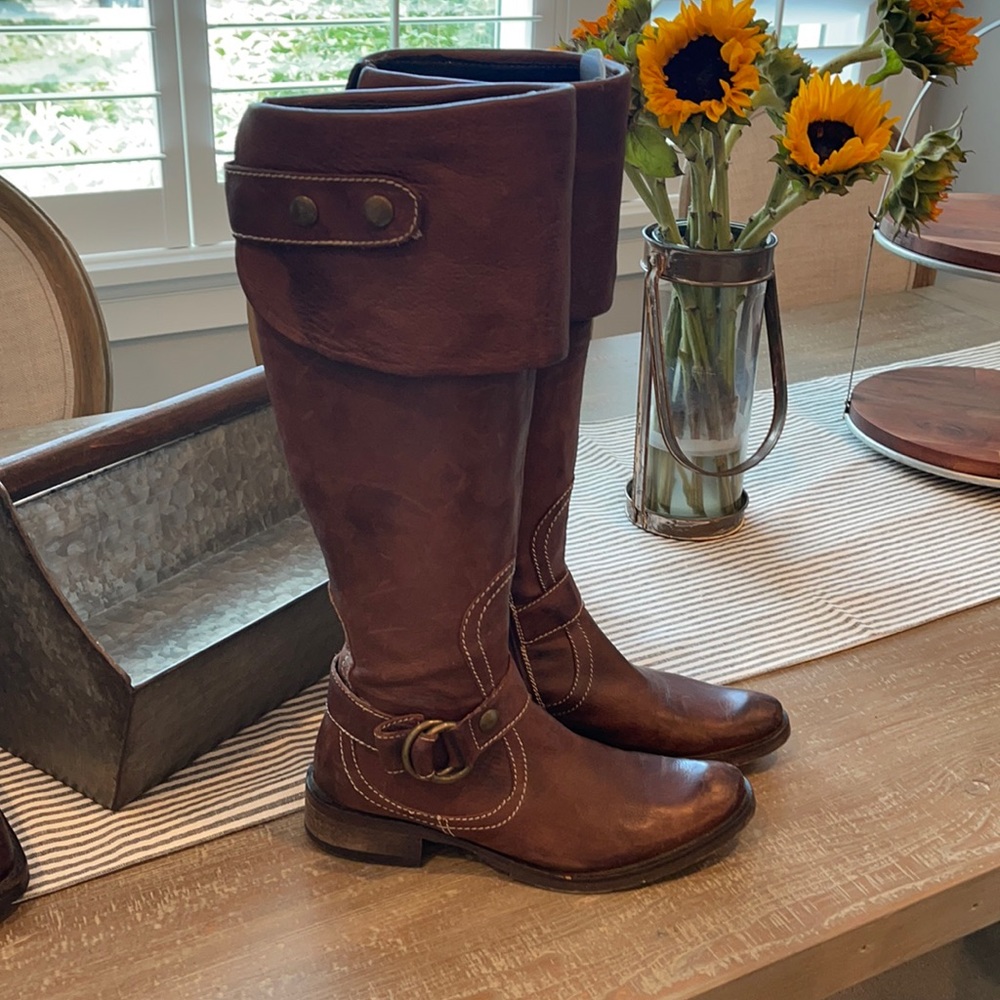 Vera Pelle knee high boots.